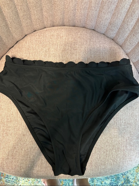 Cupshe Black One-Shoulder Scalloped Bikini Set - Picture 9 of 10